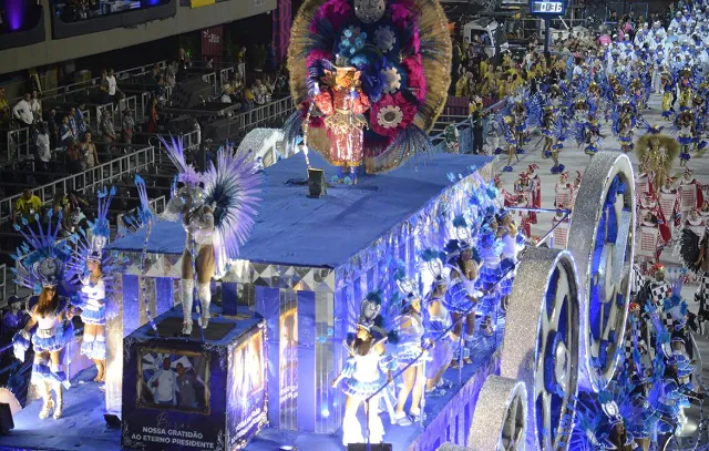 CET monitora a travessia de carros alegóricos do Carnaval 2023