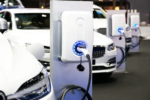 Carros elétricos tiveram recorde de vendas em 2021, tendência deve continuar