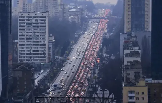 Milhares de pessoas tentam deixar Kiev; capital da Ucrânia vive caos