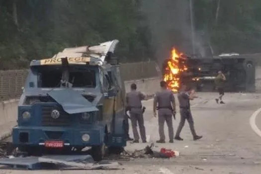 Tamoios é reaberta após assalto a carros-fortes