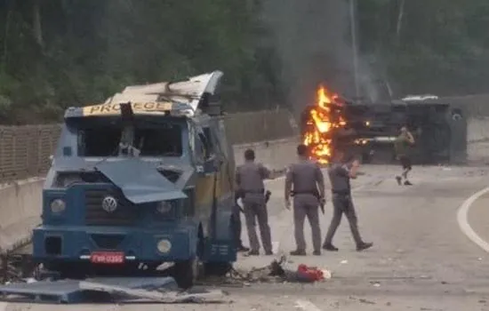 Tamoios é reaberta após assalto a carros-fortes