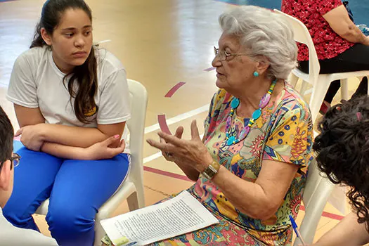 Estudantes do ensino fundamental trocam cartas com idosos