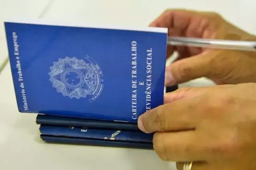 Taxa de desemprego fica em 9,8% no trimestre até maio, afirma IBGE