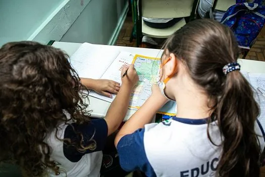 Cartilhas do IBGE são utilizadas em aulas sobre cidadania em escolas de São Caetano