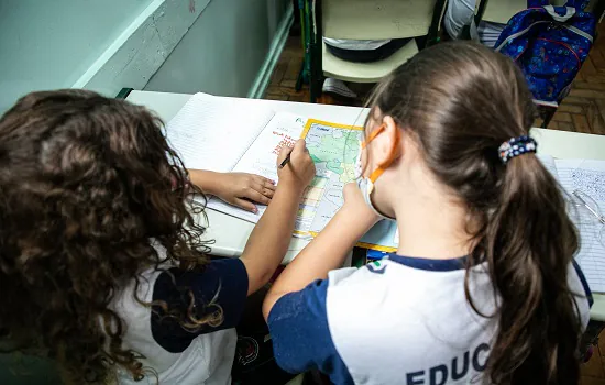 Cartilhas do IBGE são utilizadas em aulas sobre cidadania em escolas de São Caetano