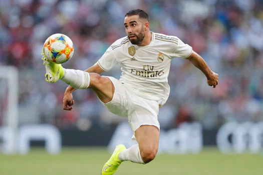 Homens encapuzados e com barras de ferro invadem casa de lateral do Real Madrid