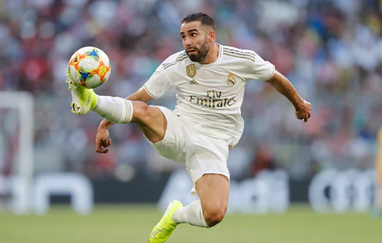 Homens encapuzados e com barras de ferro invadem casa de lateral do Real Madrid