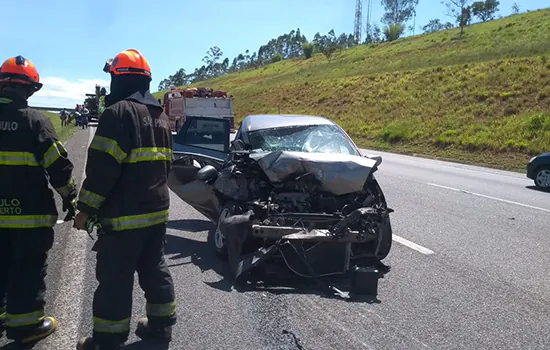 Acidente bloqueia duas faixas na Carvalho Pinto; rodovias registram lentidão