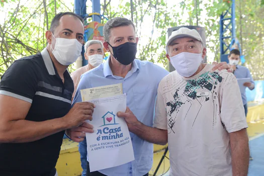 Prefeito Orlando Morando entrega 130 escrituras no Jardim das Oliveiras