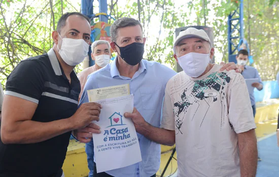 Prefeito Orlando Morando entrega 130 escrituras no Jardim das Oliveiras