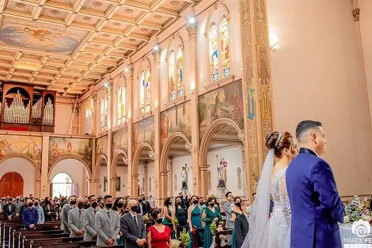 Com avanço da vacinação, casais voltam a sonhar com festa de casamento