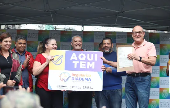 Famílias recebem título de propriedade de suas casas no Núcleo Santa Maria I