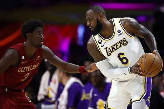 Em bom início de temporada, Cavaliers vencem Lakers de virada na NBA