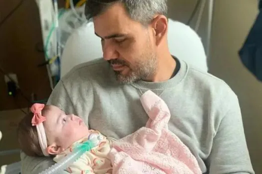 Juliano Cazarré anuncia alta da filha após sete meses internada