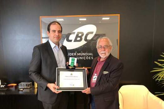 Clovis Volpi condecora CBC pela parceria contra a Covid