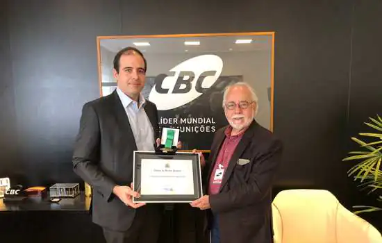 Clovis Volpi condecora CBC pela parceria contra a Covid