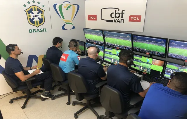 CBF reúne árbitros para uniformizar critérios e apresentar novidades no VAR