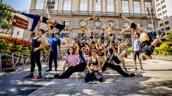 Formandos da Escola Nacional de Circo encenam o espetáculo URUTU