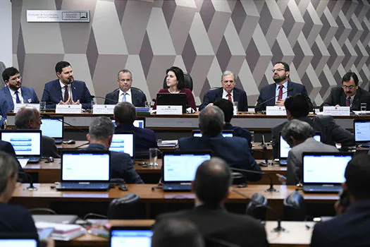 CCJ do Senado pauta proposta que ameaça parlamentares sem partido