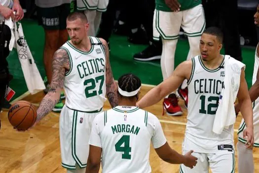 Boston Celtics derrota Memphis Grizzlies em prévia dos playoffs da NBA