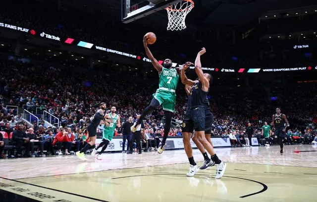 Celtics batem Raptors por 2 pontos e chegam a 9 vitórias seguidas na NBA