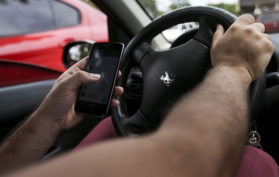 Uso de celular ao volante é atitude que mais incomoda motorista