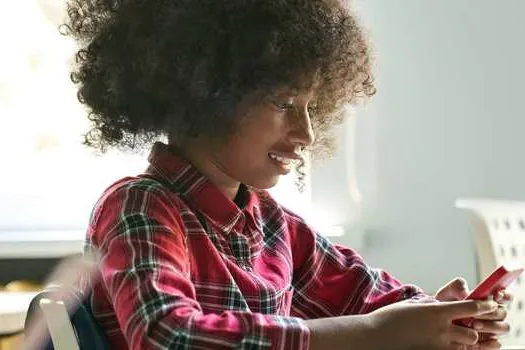 Proibir uso de celulares em sala de aula é retrocesso, dizem especialistas