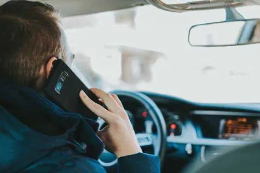 De Olho na Estrada: Uso de celular ao volante equivale a dirigir com três doses de álcool