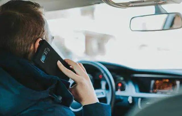 De Olho na Estrada: Uso de celular ao volante equivale a dirigir com três doses de álcool