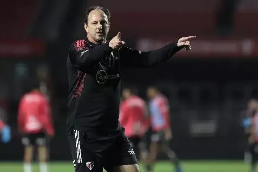 Rogério Ceni faz testes em busca de uma nova escalação para o São Paulo