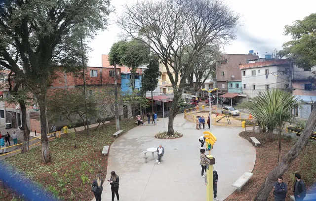 Vila Sacadura Cabral ganha centro comunitário revitalizado e praça com wi-fi