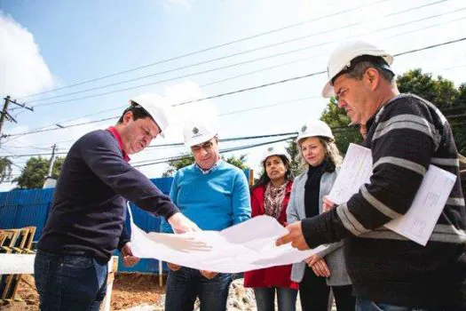 Auricchio vistoria obras do Centro Educacional, Esportivo e Cultural do Bairro Mauá