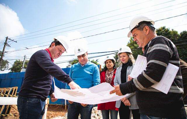 Auricchio vistoria obras do Centro Educacional