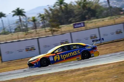 César Ramos segura Nelsinho Piquet e vence a corrida 1 da Stock Car em Goiânia