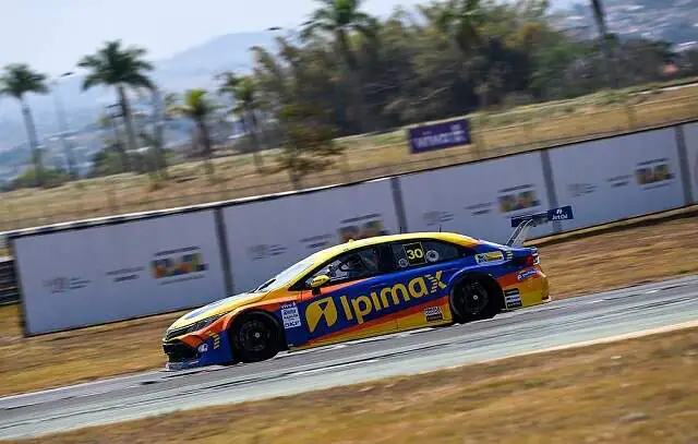 César Ramos segura Nelsinho Piquet e vence a corrida 1 da Stock Car em Goiânia