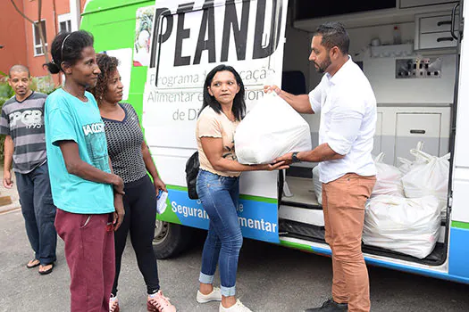 Diadema distribui cestas de alimentos para famílias afetadas pelas chuvas