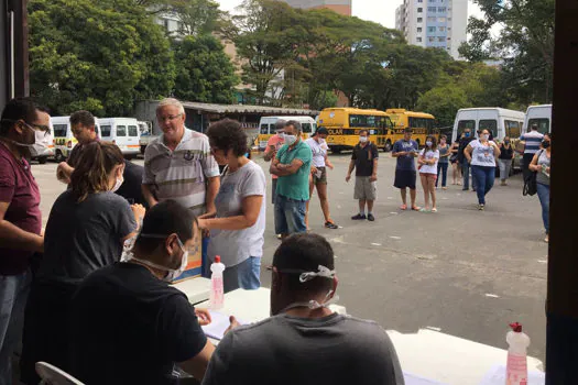 São Bernardo entrega cestas de alimentos aos profissionais do transporte escolar