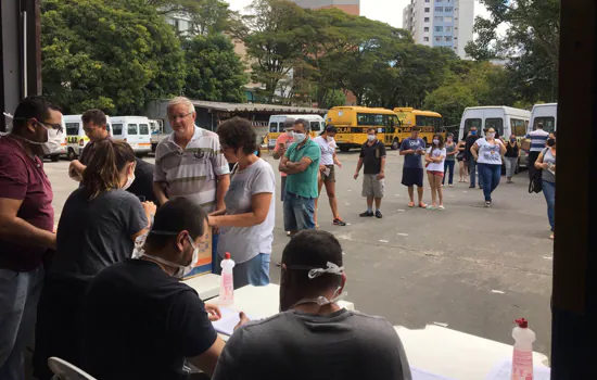 São Bernardo entrega cestas de alimentos aos profissionais do transporte escolar