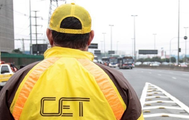 CET monitora o trânsito nas imediações dos acessos da Marginal Tietê para a Rodovia Dutra
