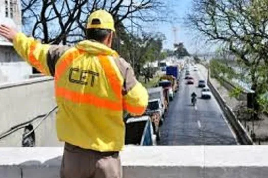 CET interdita Rua Honorato Faustino no Alto de Pinheiros