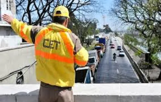 CET interdita Rua Honorato Faustino no Alto de Pinheiros