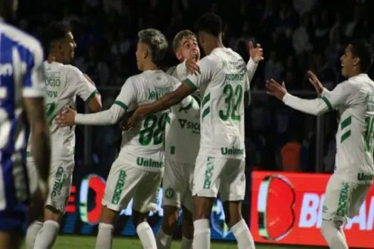 Com um a mais, Chapecoense derrota Avaí e sobe para o 7º lugar ns Série B