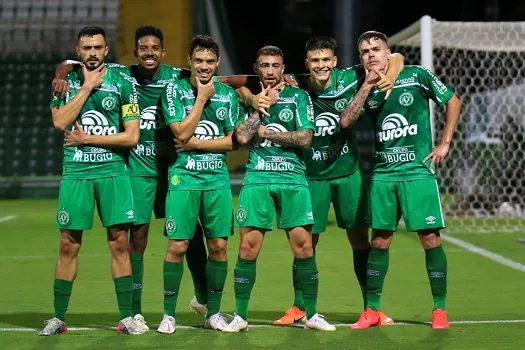 Chapecoense vence e, assim como o América-MG, já está na Série A do Brasileirão