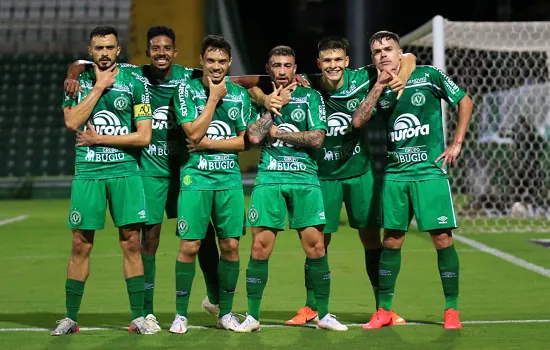 Chapecoense vence e