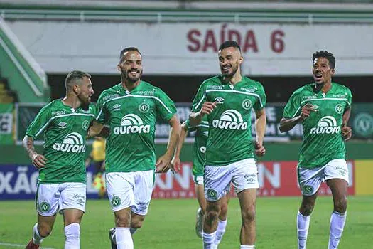 Chapecoense vence e se isola na liderança da Série B