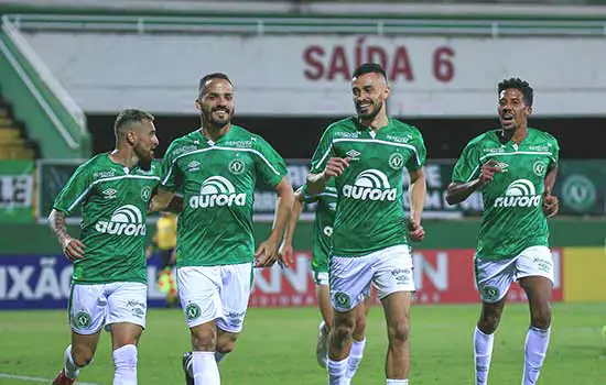 Chapecoense vence e se isola na liderança da Série B