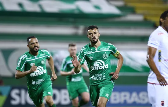 Chapecoense vence Paraná e reassume liderança da Série B