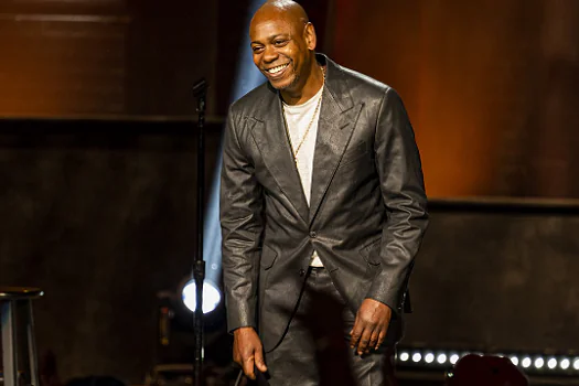 EUA: homem invade palco e agride comediante Dave Chappelle durante apresentação