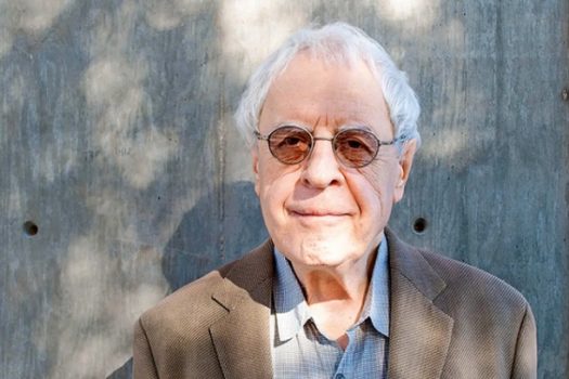 Charles Simic, poeta adepto do jogo de palavras, morre aos 84 anos