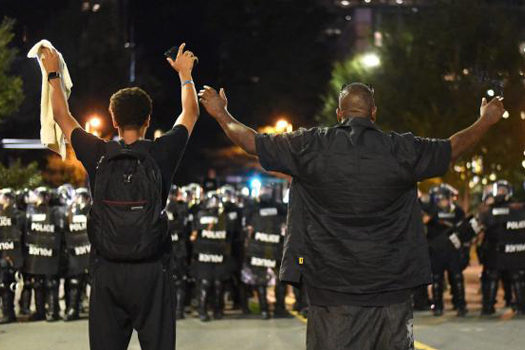 Protestos violentos levam governador a decretar emergência em Charlotte